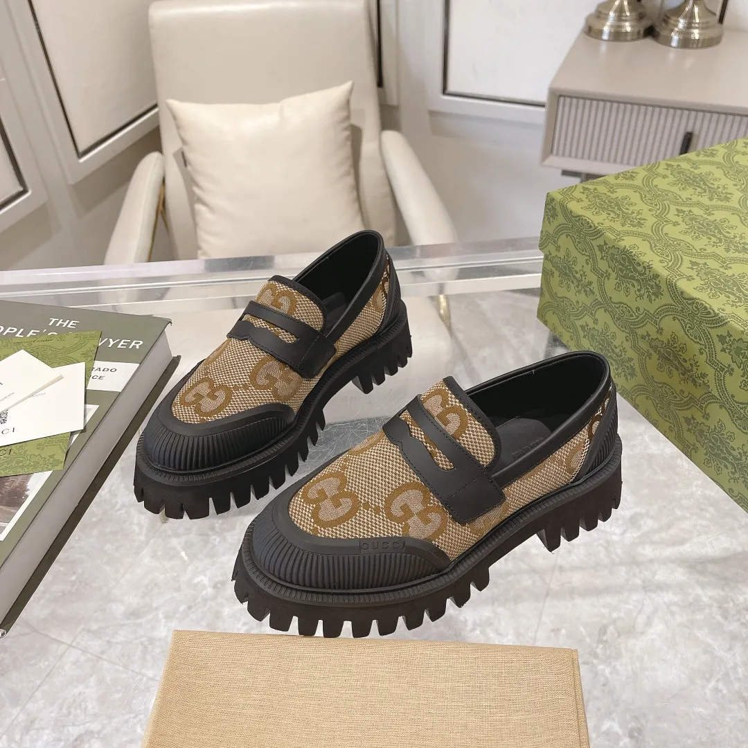 👟👟Ex-factory price 480👟👟 Men's size +10 Gucci's new spring and autumn loafers cleverly use unique design elements to inject fresh vitality into the collection design. Crafted from camel and ebony GG canvas, these stylish unisex loafers feature a new interpretation of the brand's classic monogram pattern for the new season. Camel and ebony GG canvas/imported silk cowhide surface, imported silk cowhide lining Size: Female: 35-42# Male: 39-46#